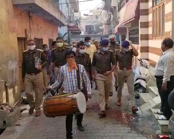 यूपी में डॉन बदन सिंह बद्दो पर शिकंजा, ढोल की थाप पर घर की कुर्की - UP Police action against don badansingh baddo