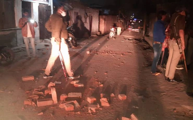 कानपुर : पानी के छींटे पड़ने से दो पक्षों में जमकर मारपीट और पथराव, 1 की मौत - Kanpur : Stoning between two communities due to water splatter