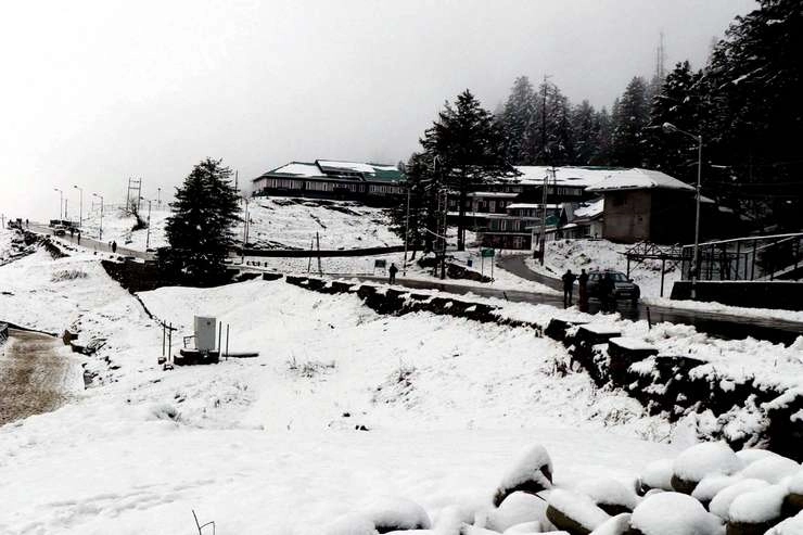 Weather update : भारी बर्फबारी और बारिश से हिमाचल और जम्मू-कश्मीर में बिगड़े हालात, 2 की मौत, 400 सड़कें बंद, 80 लोगों का रेस्क्यू - Snowfall in Jammu and Kashmir Himachal Pradesh