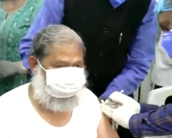 हरियाणा के मंत्री पर Corona Vaccine का ट्रायल, अंबाला में लगवाया टीका - Corona Vaccine Trial on Haryana Minister Anil vij