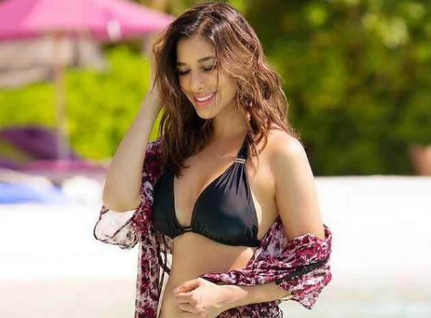 मालदीव में वेकेशन एंजॉय कर रहीं सोफी चौधरी, हॉट बिकिनी तस्वीरों से सोशल मीडिया पर ढाया कहर - sophie chaudry in maldives hot bikini photos goes viral