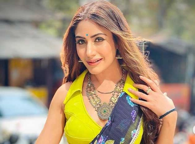 येलो कलर की साड़ी में नागिन एक्ट्रेस सुरभि चंदना का ग्लैमरस अंदाज, तस्वीरें वायरल - naagin 5 actress surbhi chandna hot photos in yellow saree