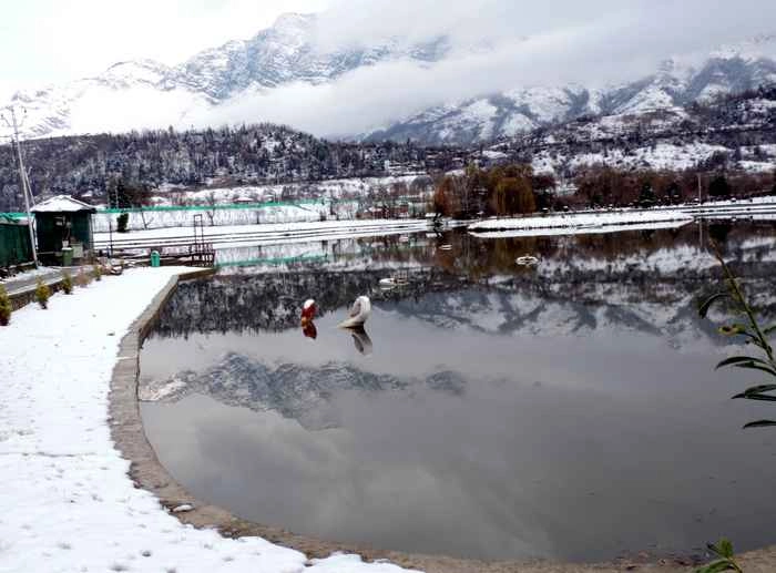कश्मीर में शीत लहर का कहर, जलाशय और पाइप में जमा पानी