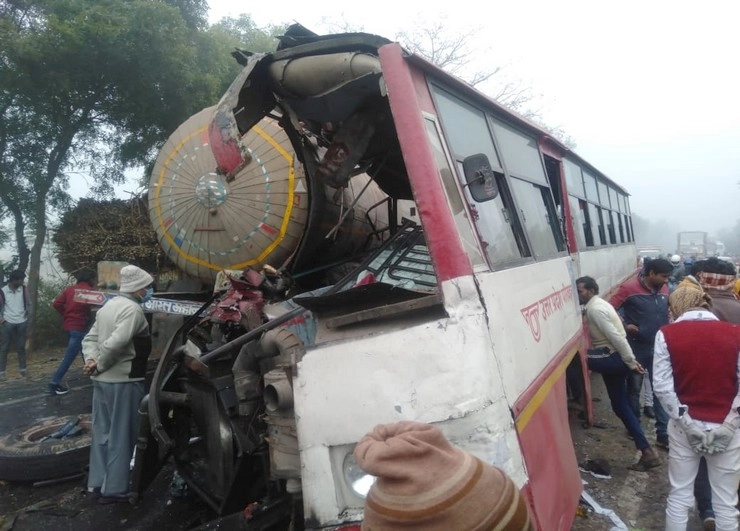संभल में रोडवेज बस और टैंकर के बीच भिड़ंत, 8 की मौत, 25 घायल - Clash between roadways bus and tanker in Sambhal