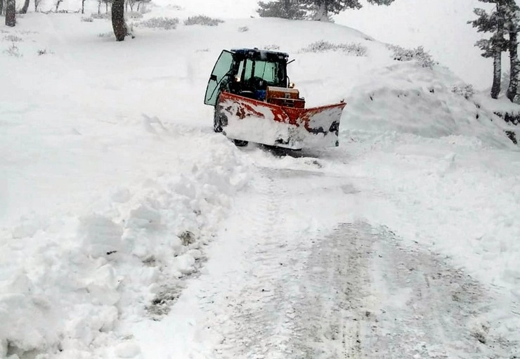 बर्फबारी के कारण कश्मीर में विमान सेवाएं प्रभावित
