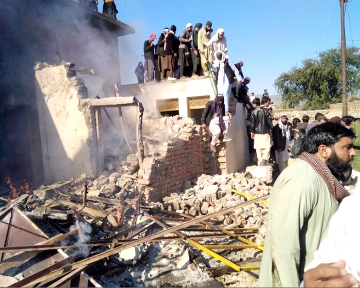 पाकिस्तानमधील मंदिरावर हल्ला: 8 पोलिस निलंबित, 100 हून अधिक कट्टरपंथ्‍यांना अटक