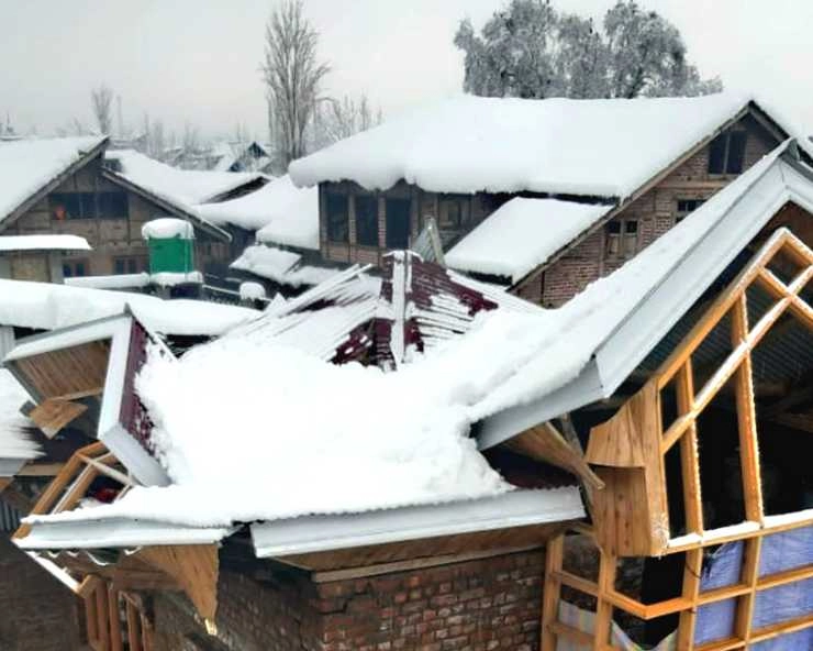 बर्फबारी से कश्मीर में तबाही, दो की मौत, दर्जनों घर क्षतिग्रस्त - Two killed, dozens of houses damaged in snowfall in Kashmir