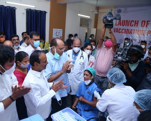 Ground Report : तेलंगाना में महिला सफाईकर्मियों से हुई टीकाकरण की शुरुआत