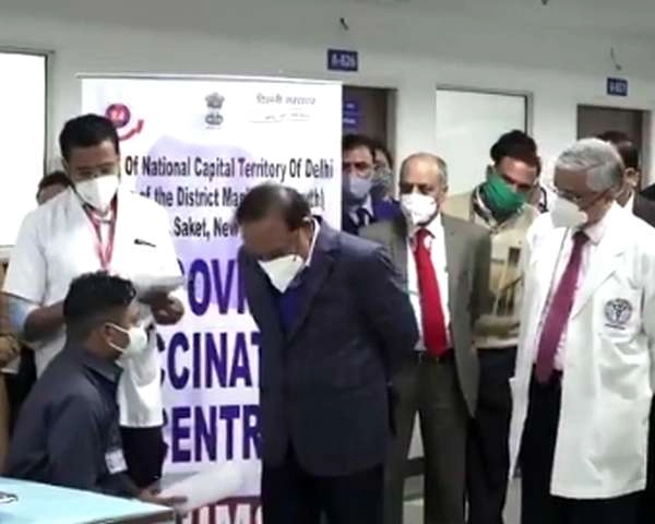Ground Report : दिल्ली में पहला टीका सफाईकर्मी को, डॉक्टरों ने कोवैक्सीन पर जताई शंका - Coronavirus  vaccination in Delhi