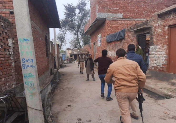 मेरठ में गोकशी के आरोपी को पकड़ने गई पुलिस टीम पर हमला, दरोगा सहित 2 सिपाही घायल - Police team attacked in Meerut