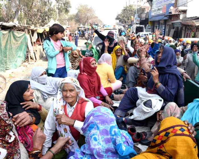 Kisan Andolan : सर्द रात, बूंदाबांदी भी तोड़ नहीं पाई किसानों का हौसला - Farmers Protest in Ghazipur