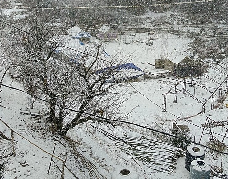 मसूरी में भारी बर्फबारी, बर्फ से ढंकीं चोटियां, सर्द हवाओं ने बढ़ाई ठिठुरन - Snowfall occurred in Uttarakhand's Mussoorie
