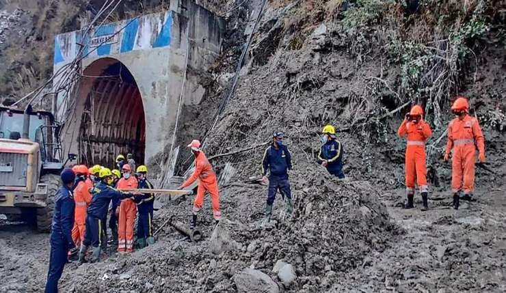 Ground Report : रूला रहा है तपोवन जल विद्युत परियोजना के बाहर पसरा तबाही का मंजर, अपनों को तलाश रहीं हैं आंखें - Uttarakhand glacier burst Tapovan Hydroelectric Project