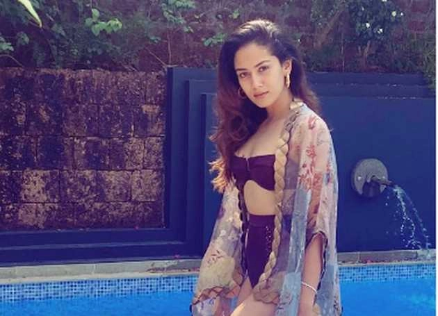 मोनोकिनी पहन मीरा राजपूत ने ढाया कहर, हॉट तस्वीर वायरल - mira rajput shares her hot photo in printed monokini