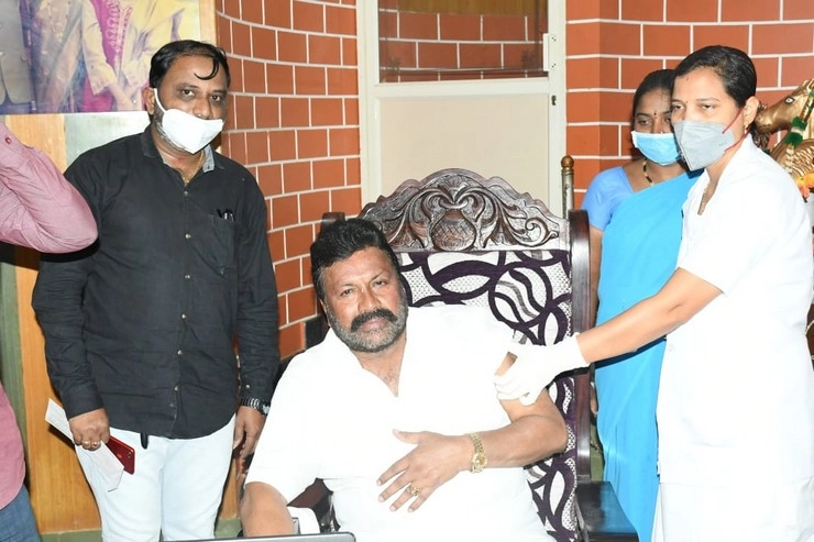 कर्नाटक के कृषि मंत्री ने घर पर ही लगवाई कोरोना वैक्सीन, मचा बवाल