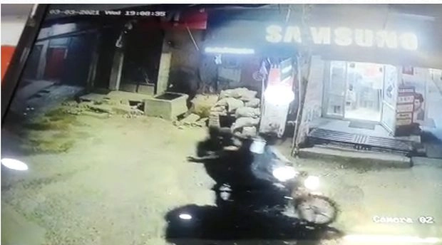 UP में बेखौफ बदमाश : बाइक सवार दबंंगों ने भरे बाजार चलाई गोली, छात्रा घायल - Student injured in firing in Meerut
