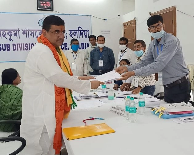 भाजपा के शुभेंदु अधिकारी ने नंदीग्राम से भरा नामांकन, ममता से मुकाबला - Suvendu Adhikari filed nomination from Nandigram