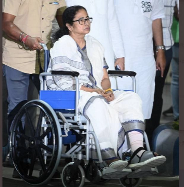 चोटिल होने के 4 दिन बाद ममता बनर्जी का व्हील चेयर पर 5 किमी लंबा रोड शो, बोलीं- जख्मी शेर ज्यादा खतरनाक होता है - 'Injured tiger more dangerous, will campaign on wheelchair': Mamata Banerjee at TMC roadshow