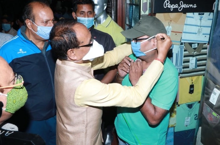 MP : कोरोना के खिलाफ जंग, सड़क पर उतरे CM शिवराज - Shivraj Singh distributed masks in bhopal
