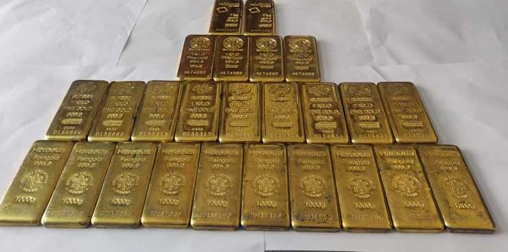 'विग'खाली पाऊचमध्ये लपवले होते 33 लाखांचे सोने,विमानतळावर पकडले