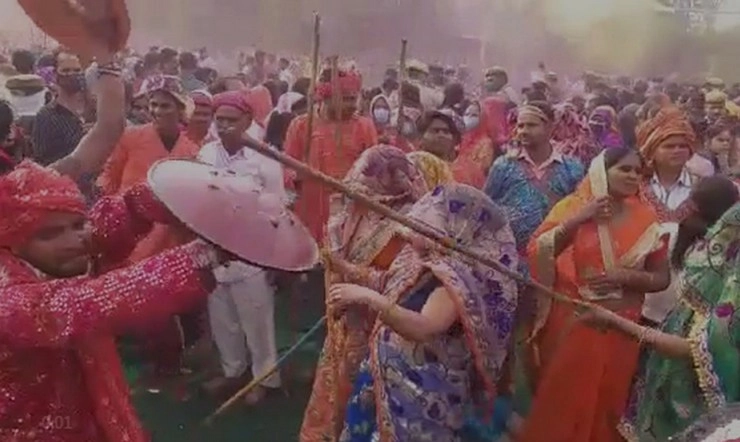 मथुरा : होली एक रूप अनेक, कोरोना के चलते बाल गोपाल को मंदिर से बाहर नहीं लाया गया - Holi Festival in Mathura