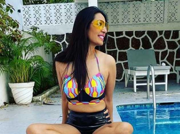 कश्मीरा शाह ने बढ़ाया इंटरनेट का तापमान, हॉट वीडियो हुआ वायरल - kashmera shah show hotness in pool bikini video goes viral