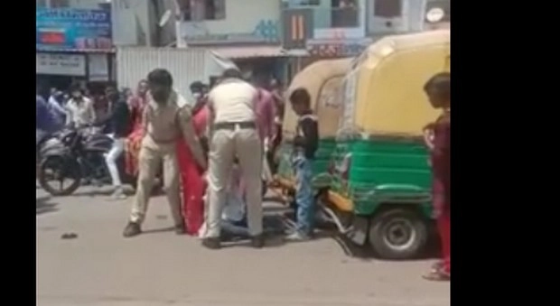 इंदौर में रिक्शा चालक को बेरहमी से पिटाई मामले में मानवाधिकार आयोग सख्त, IG से मांगी रिपोर्ट - Cops thrash auto driver for not wearing a mask in Indore