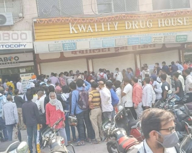 इंदौर में रेमडेसिविर पर बवाल, नाराज लोगों ने किया चक्काजाम, बंद दवा दुकान के बाहर पुलिस तैनात - shortage of remdesivir injection in Indore
