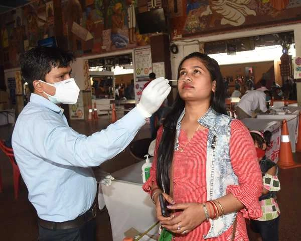 Coronavirus Update : पिछले 24 घंटे में कोरोना मामले 15 हजार से कम आए, मौत का आंकड़ा 400 से ज्यादा, 102.27 करोड़ से ज्यादा का हुआ वैक्सीनेशन - coronavirus cases in india reports 14306 new cases 443 deaths in the last 24 hours