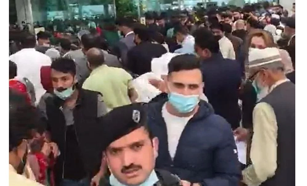 पाकिस्‍तान में कोरोना का खौफ… देश छोड़कर भाग रहे लोग! - Crowd in Islamabad Airport