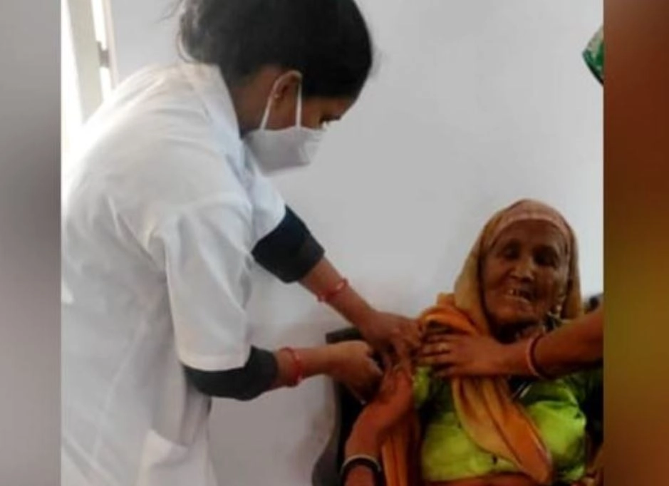 Positive story: 106 साल की कमली बाई ने वैक्‍सीन लगवाकर कर दिया कमाल! - Positive story, kamli bai, vaccination