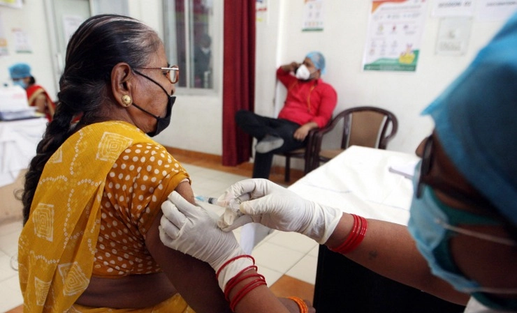 भारत में कोविड-19 से जंग के खिलाफ 3 टीके, जानें और कौन-कौन सी वैक्सीन के आने की है संभावना