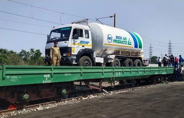 भारतीय रेलवे का 'मिशन ऑक्सीजन',  24 घंटे में 10 कंटेनरों से देश के 4 बड़े शहरों में पहुंचा 'जीवनदान' - Indian Railways oxygen LMO
