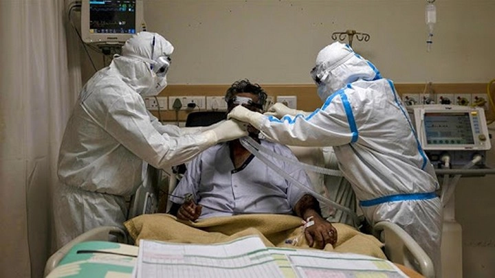गुरुग्राम के बाद रेवाड़ी में ऑक्सीजन की कमी से 4 कोरोना मरीजों की मौत, परिजनों ने लगाया लापरवाही का आरोप, किया हंगामा - oxygen crisis 4 covid patients died due to oxygen shortage in rewari haryana