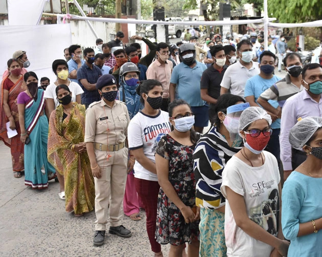 दिल्ली में कोरोना की खतरनाक रफ्‍तार, 4 मरीजों की मौत, महाराष्ट्र में 700 से ज्यादा नए मामले