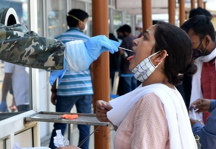 दिल्ली में 24 घंटे में आए 25 हजार से ज्यादा नए Corona मरीज, 412 लोगों की मौत