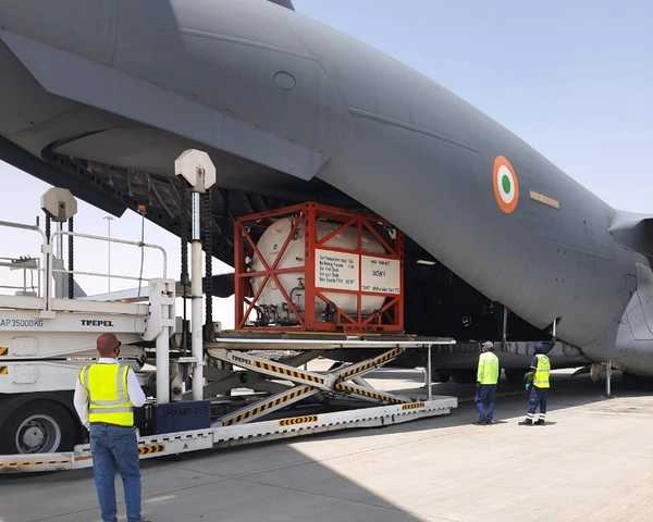 दुबई से 7 क्रायोजेनिक ऑक्सीजन कंटेनर लाएगा IAF विमान - A C17 transport aircraft of IAF has landed in Dubai for empty cryogenic oxygen containers