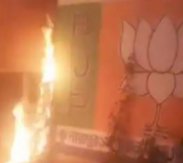 Fire in BJP Office | भाजपा ने तृणमूल कार्यकर्ताओं पर दफ्तर जलाने, शुभेंदु के साथ हाथापाई करने का लगाया आरोप