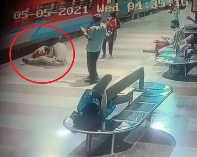 तिरुपति रेलवे स्टेशन पर चलती ट्रेन से कूदी महिला, पुलिसकर्मी ने बचाई जान - A woman jumped from a moving train at Tirupati railway station