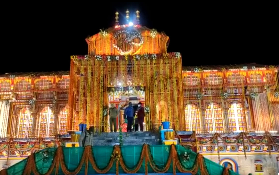 बद्रीनाथ मंदिर के खुले कपाट, पहली पूजा प्रधानमंत्री के नाम से, ऑनलाइन दर्शन कर सकेंगे भक्त - badri vishal mandir opens portal