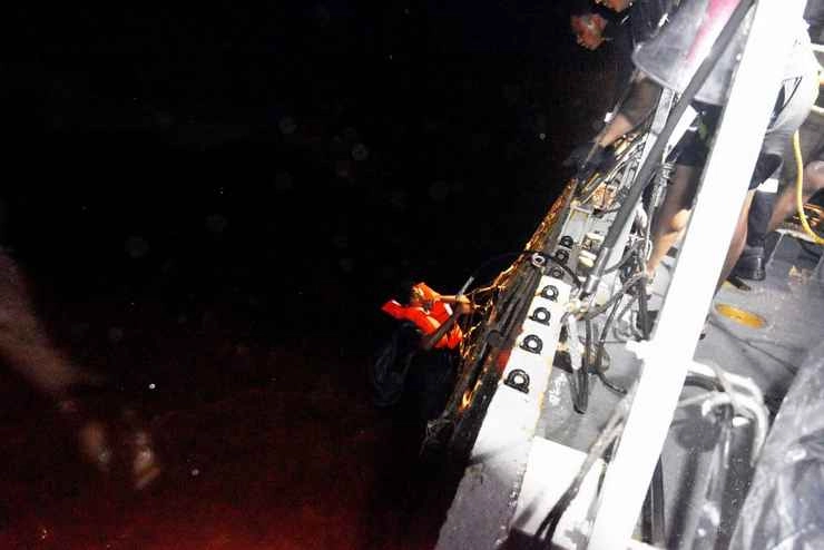 ​Photos : चक्रवात ताउते में फंसे 314  लोगों को भारतीय नौसेना ने बचाया