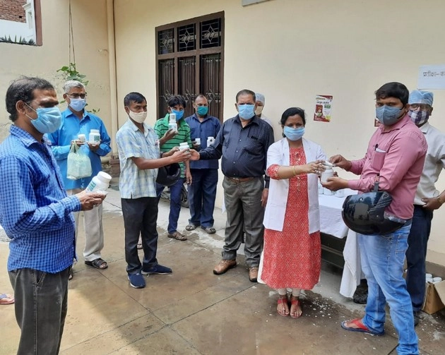 यूपी के नाम एक और नया रिकॉर्ड, महज 1 महीने में 14 लाख लोगों तक पहुंचाया काढ़ा व रोग प्रतिरोधक दवाएं... - Another new record made in Uttar Pradesh