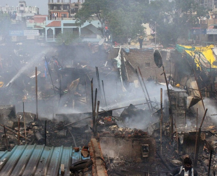 अहमदाबाद में आग लगने से 80 झुग्गियां जलकर खाक - Fire breaks out at slum colony in Ahmedabad; over 80 shanties burnt, no casualty