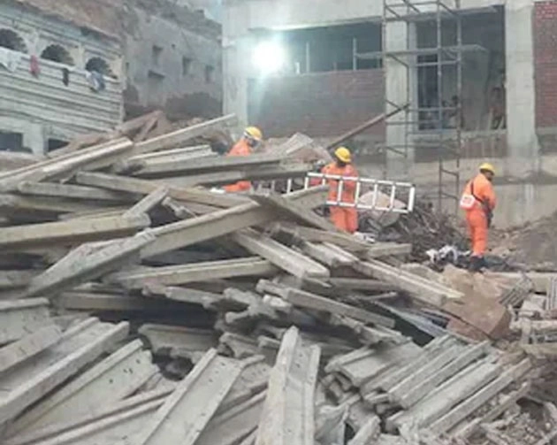 काशी विश्वनाथ धाम में बड़ा हादसा, 2 मंजिला मकान गिरने से 2 मजदूरों की मौत - Kashi Vishawanath Dham accident