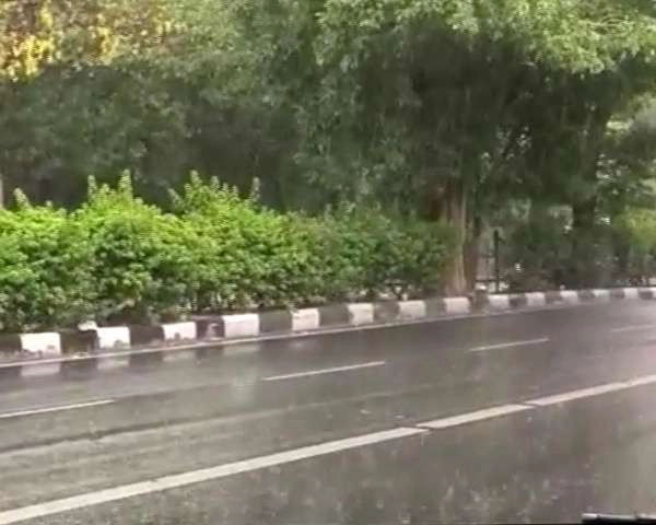 गर्मी से राहत, दिल्ली NCR में तेज आंधी के साथ बारिश - delhiites got relief from the scorching heat rain accompanied by strong thunderstorms