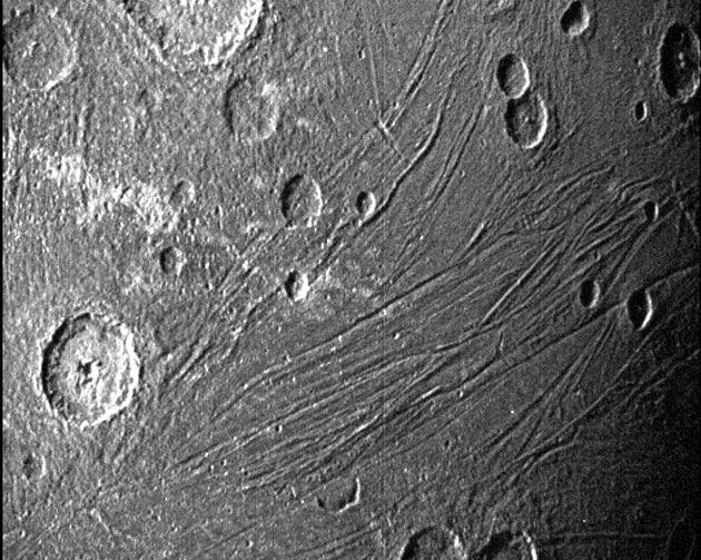 नासा के जूनो अंतरिक्ष यान का कमाल, भेजी बृहस्पति के चाँद की पहली तस्वीर - first image of moon of jupitor
