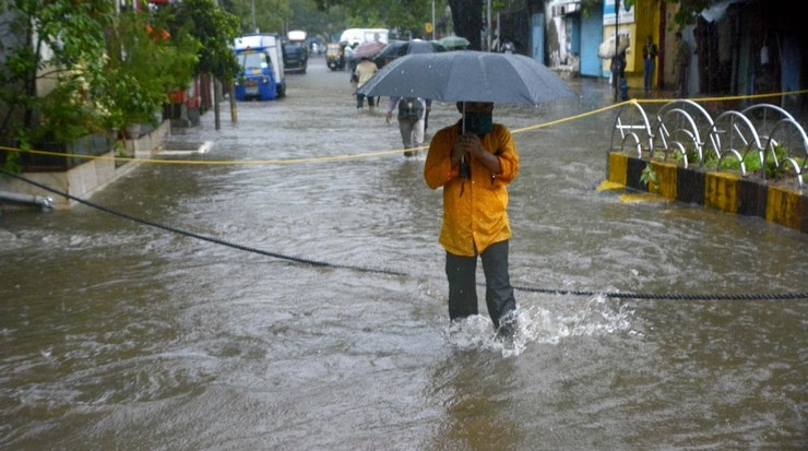 Weather Updates: यूपी-बिहार में भारी वर्षा की संभावना, बारिश व भूस्खलन से 20 लोगों की मौत - Chance of heavy rain in UP-Bihar