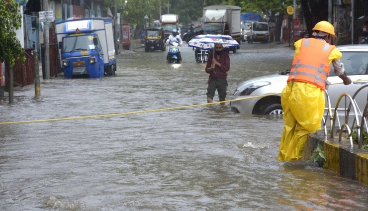 ठाणे और पालघर में भारी बारिश, बाढ़ में डूबे कई गांव, NDRF तैनात - Heavy rain in Palghar and Thane