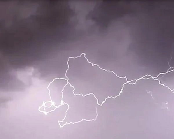 वैज्ञानिकों ने मोड़ा, गिरती आसमानी बिजली का रास्ता - move over ben franklin laser lightning rod electrifies
