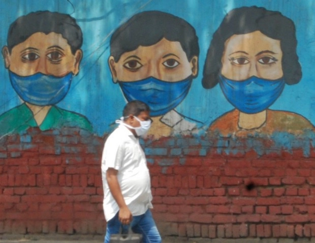 Mask Mandatory: कोरोना के खतरों को देखते हुए केरल में सार्वजनिक स्थानों पर मास्क अनिवार्य - Kerala mandates face masks and social distancing